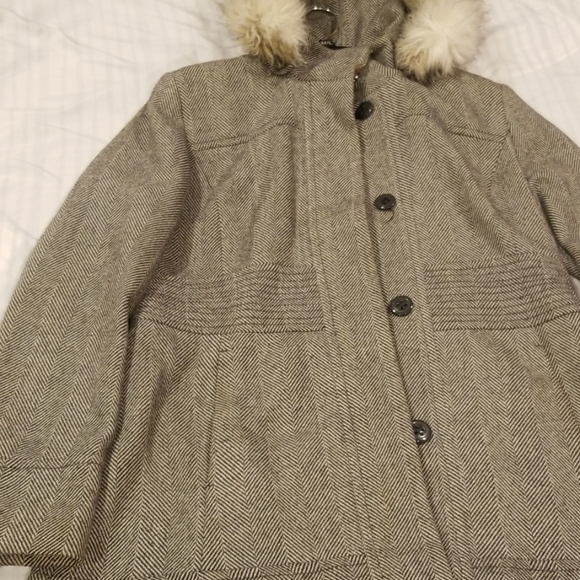 Trench coat with fur hoodie - Picture 2 of 8